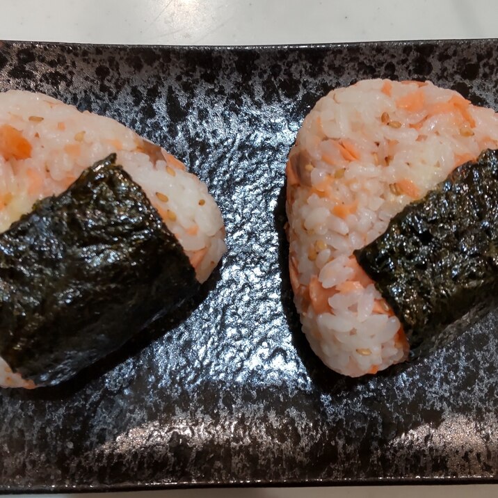 鮭とチーズのおにぎり